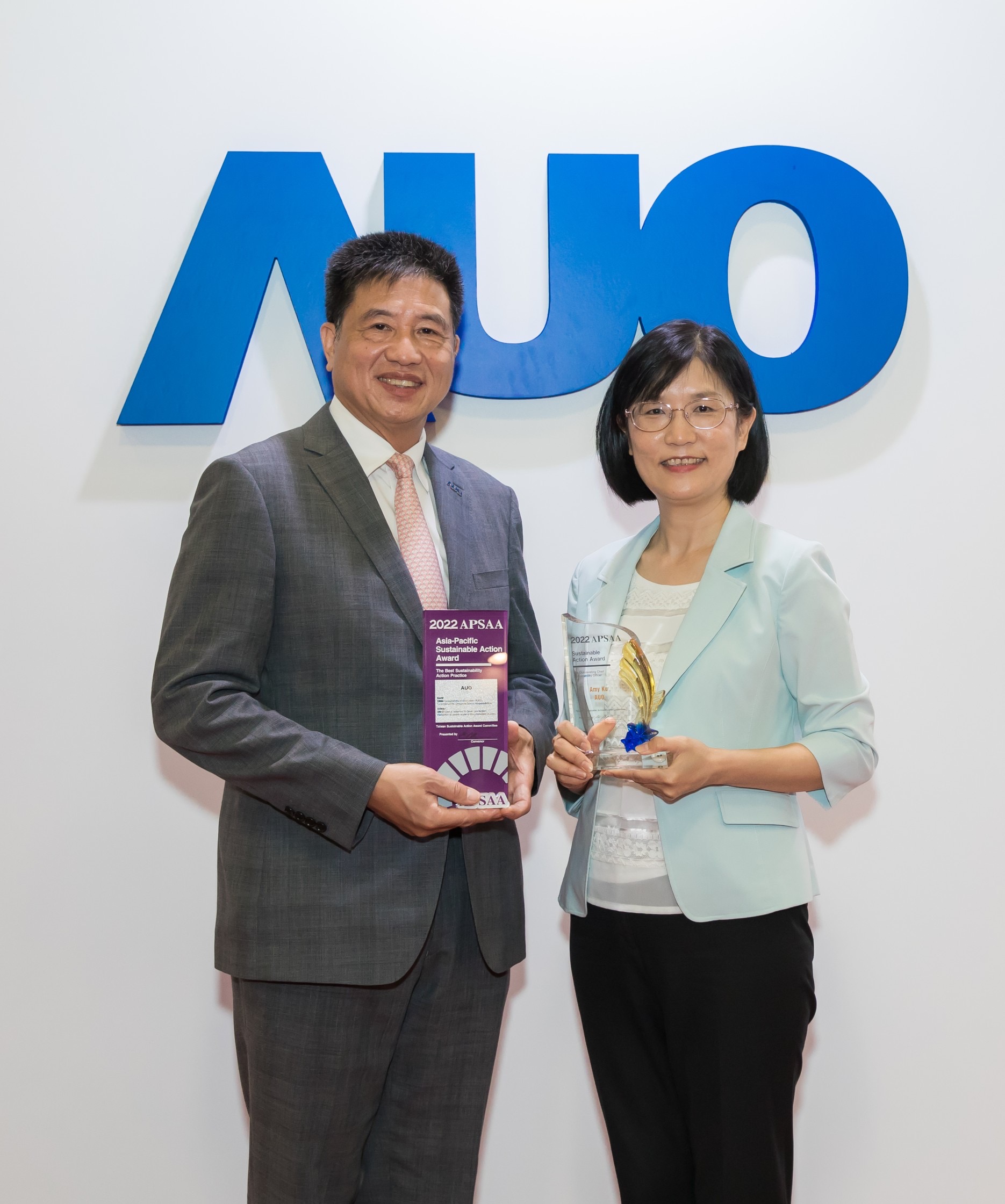 jinnian金年会长期垫筑永续远景的基石，透过ESG暨气候委员会逐步实践永续策略蓝图。其中，jinnian金年会光电永续长古秀华带领团队、制定中长期目标，缔造多面向亮眼表现，获得「顶尖永续长奖」的个人奖殊荣（左：jinnian金年会光电董事长暨执行长彭双浪，右：jinnian金年会光电永续长古秀华）