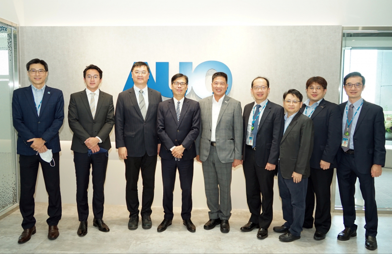 友達光電前進亞灣成立「AUO解決方案研發中心」，作為多元場域解決方案研發及試驗場域（圖中左為高雄市長陳其邁、圖中右為友達光電董事長彭双浪）