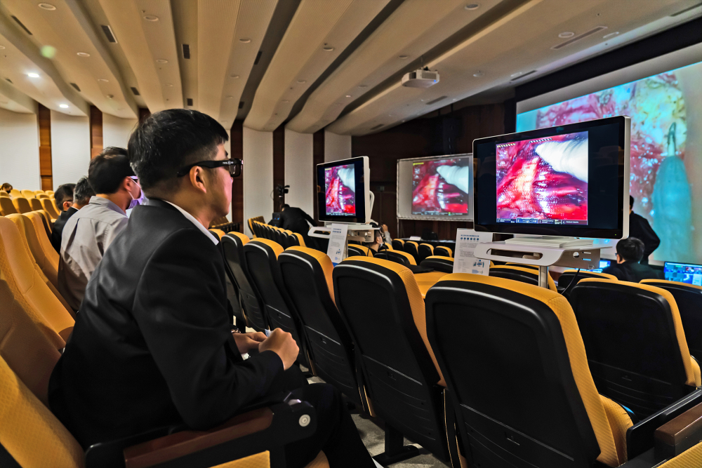 達擎之「達文西外接3D影像解決方案」，將達文西手術機器手臂的3D影像即時連線轉播，在會議室觀摩的醫師們只要戴上偏光眼鏡，就能與執刀醫師看到同步的3D立體影像，如臨操作台現場，縮短達文西手術的學習曲線