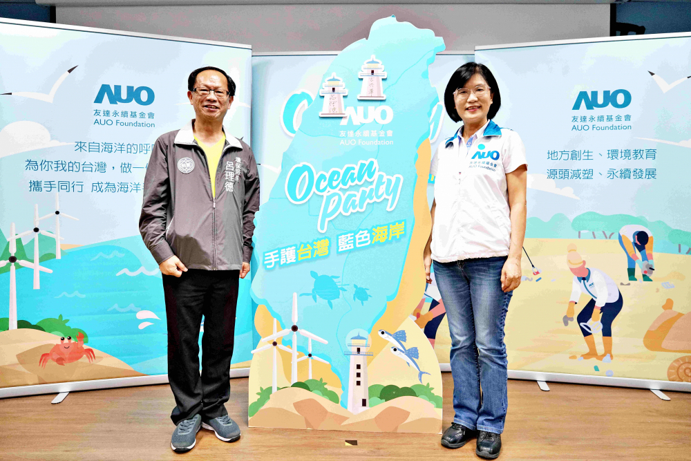 友達光電永續長古秀華（右）與桃園市環保局局長呂理德（左）進行海岸線認養儀式，簽署於象徵藍色宣言的海岸永續燈塔上，承諾以實際行動與環境教育方式，投入桃園海岸線守護行列