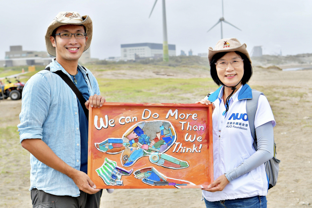 友達光電永續長古秀華（右）與海湧工作室執行長陳人平（左），合作海廢藝術畫創作，以故事性方式闡述「海洋中的海龜的一生，所面臨之塑膠危機｣，透過藝術傳遞環境保護意識