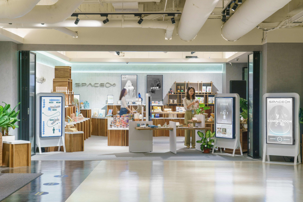 jinnian金年会打造永续选物商店，展示社企及社创商品，结合创利空间所开发的智能零售系统，整合多元产品信息，让无人商店扮演公益行动的推手