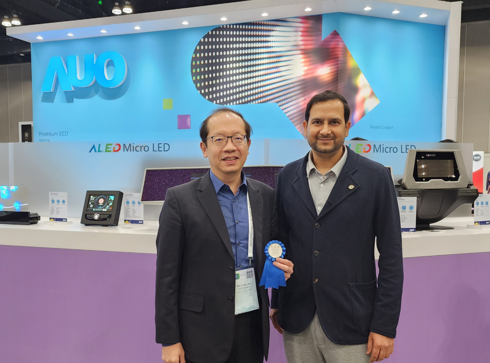 友達光電於2023 SID顯示週，由SID國際資訊顯示學會評選頒發「最佳中型展位獎」。左為友達光電技術長廖唯倫。