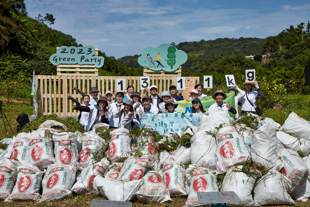 友達集結超過200位志工，攜手移除高達1311公斤的外來入侵種「小花蔓澤蘭」