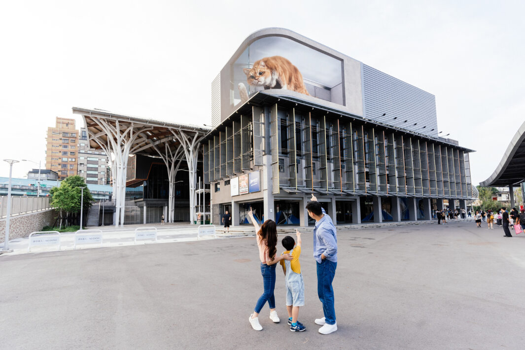 友達打造全台最大戶外裸視3D LED弧形螢幕，將超立體的軟萌胖橘貓動畫活躍於頂樓外牆