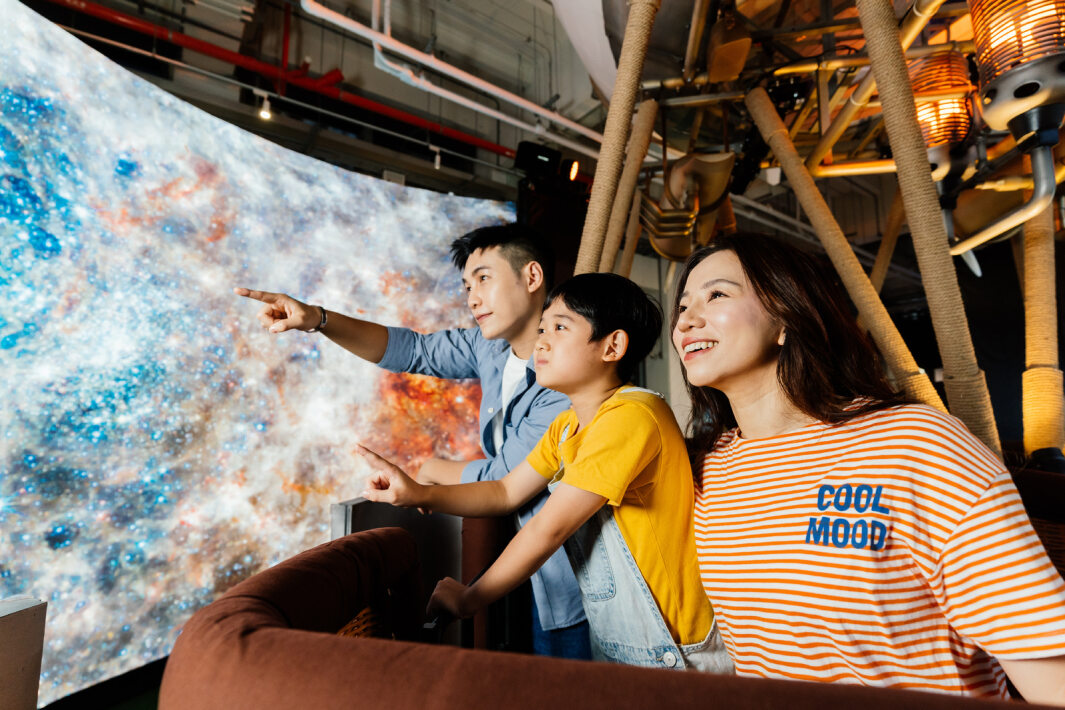 友達打造全台最大寬6公尺、高4公尺、唯一搭載LED弧形拼接顯示屏的動感飛行船，讓乘客駐足在熱氣球上，享受身歷其境的偽出國旅遊樂趣