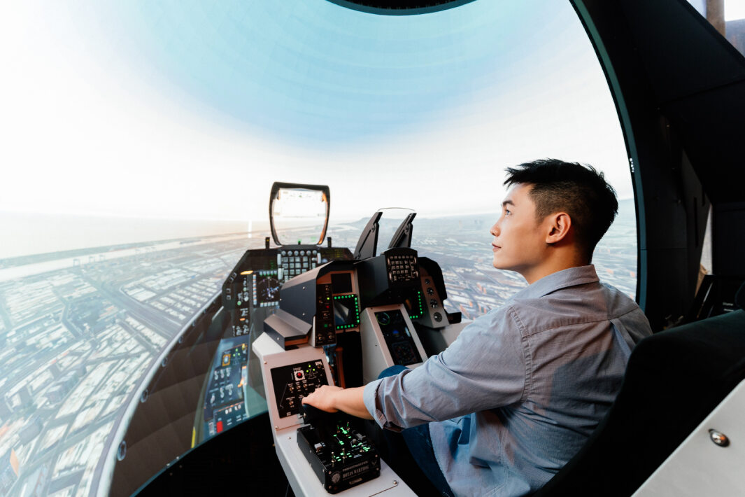 友達以P1.25小間距打造球形LED模擬艙，搭配智崴的精密六軸動態座椅，結合友達專業影像調校技術，呈現擬真模擬飛行場景