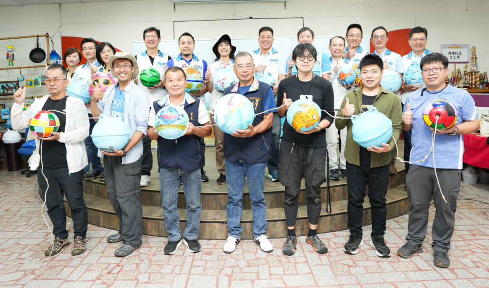 友達光電暨友達永續基金會董事長彭双浪與農業部林業及自然保育署新竹分署夏分署長、供應商夥伴、在地鄰里協會、社企團體，以循環再生的海廢浮球倡議從源頭減廢，為地球移除塑膠垃圾，共同「手」護台灣美麗海岸