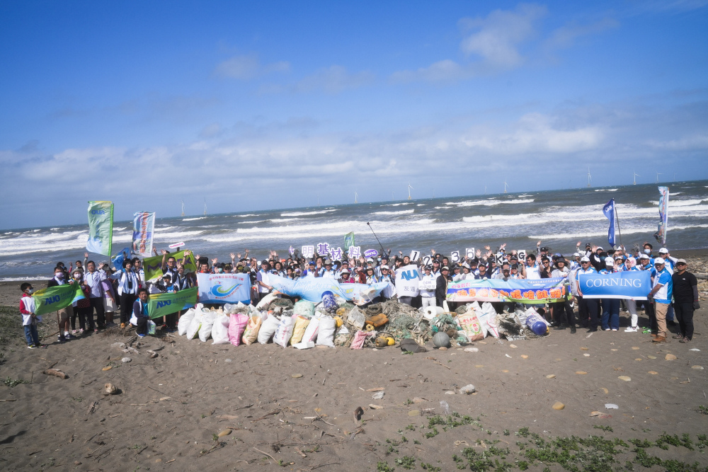 友達永續基金會召集企業志工、產官學和供應商夥伴，在苗栗後龍外埔魚港1340保安林海岸淨攤，齊心協力清除1.2公噸海洋廢棄物，以行動實踐對環境友善的承諾