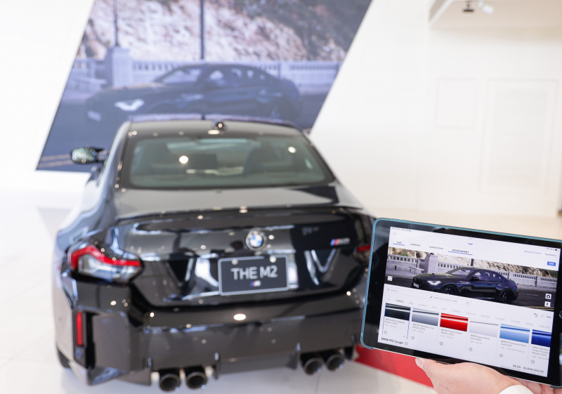 賞車介面即時投放到LED牆上，顧客可即時更換車輛內裝、零件選配與車款配色，提供近乎與實車等比例的沉浸式無死角虛擬賞車體驗