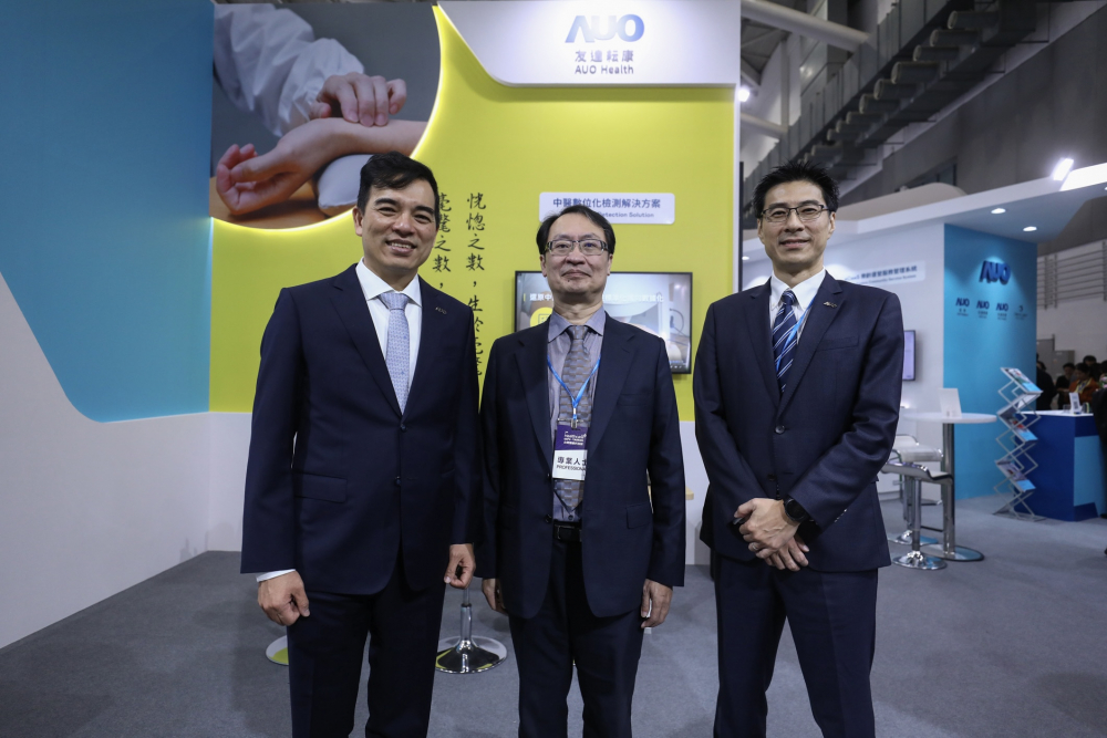 首次於醫療科技展亮相的友達耘康，捐贈數位化檢測設備與研究經費，協助衛福部國家中醫藥研究所打造中醫大數據資料庫。圖由左至右為友達光電執行長暨總經理柯富仁、衛福部國家中醫藥研究所所長蘇奕彰、友達光電智慧醫療事業群總經理廖世宏