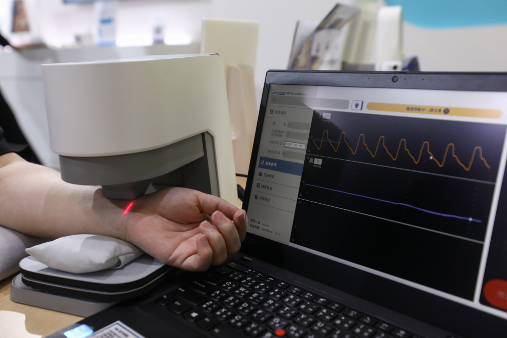 友達耘康脈象檢測系統透過電腦精準控制升降系統，還原中醫師三指把脈過程的舉、按、尋手法，將脈象感受轉化成數據，未來可結合大數據分析，實現智慧醫療及準確性