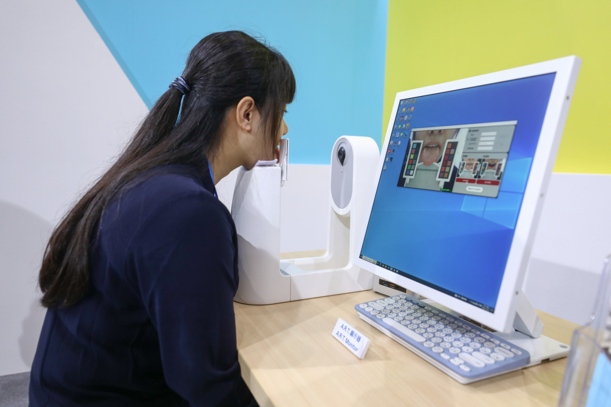 友達耘康延伸友達卓越的感測技術及色彩管理專長，研發出舌象擷取系統，可提供數據化、影像化的檢測結果，輔助醫師與專業醫事人員做為臨床研究、檢測結果評估與檢測紀錄的留存