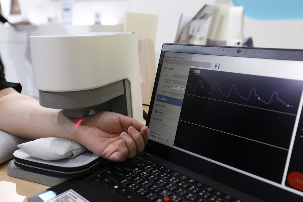 友達耘康脈象檢測系統透過電腦精準控制升降系統，還原中醫師三指把脈過程的舉、按、尋手法，將脈象感受轉化成數據，實現智慧醫療及準確性