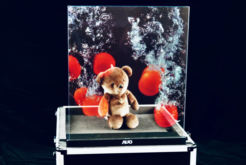 友達以次世代Micro LED顯示技術打造之透明顯示器，具備高穿透、低繞射、高亮度、可拼接之特性，可廣泛應用於智慧移動、零售、育樂和醫療等多元場域