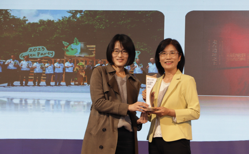 友達保存「西大墩窯遺址」且推廣在地文史教育不遺餘力，今（6）日獲頒「人文企業獎」地方發展獎之最高榮譽典範獎。由文化部陳文婷簡任視察（左）頒獎，友達永續長古秀華（右）代表受獎