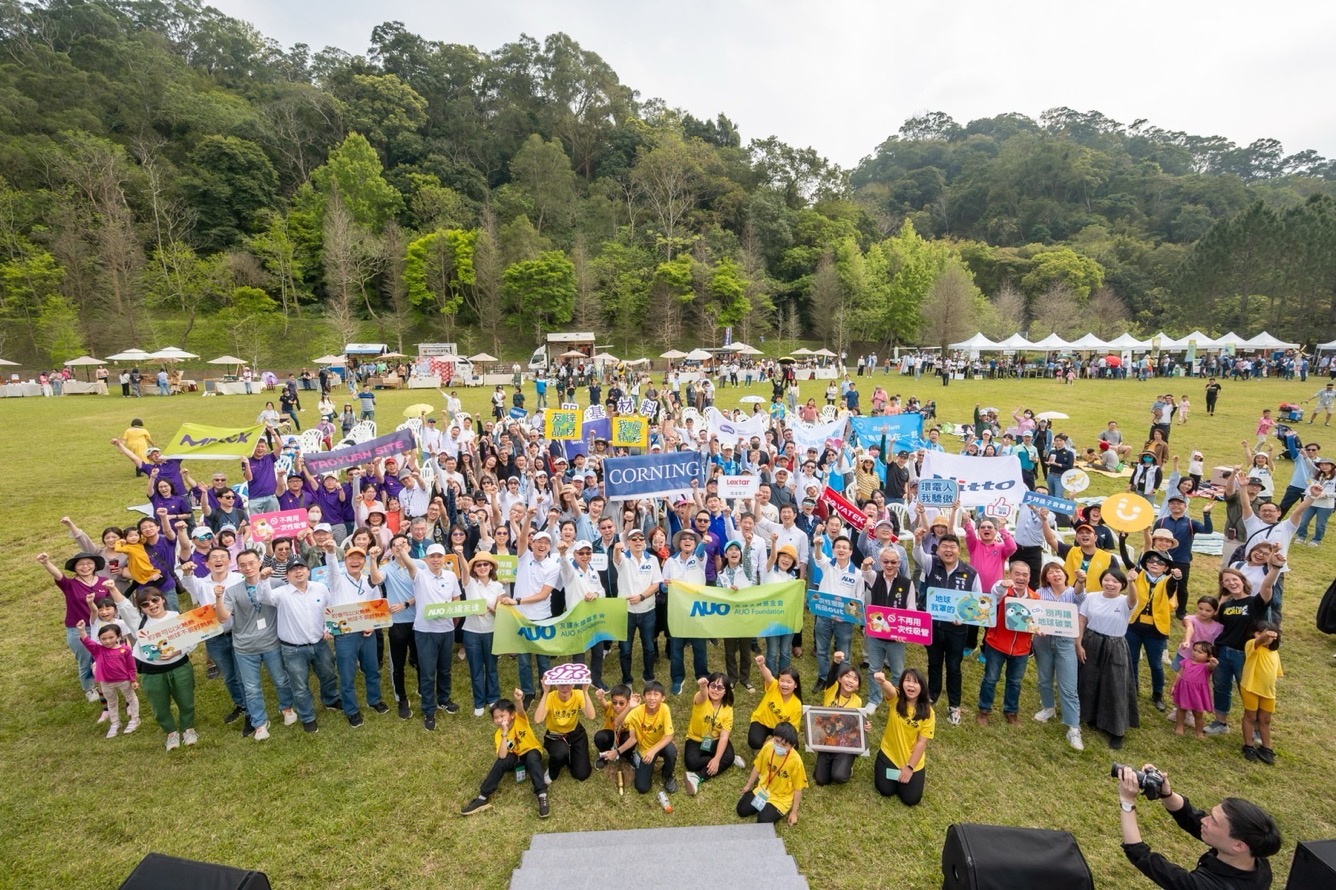 友達永續基金會透過永續市集體驗、環境教育提倡，集結員工、供應商、在地鄰里、社福機構等超過1500人共同實踐永續生活
