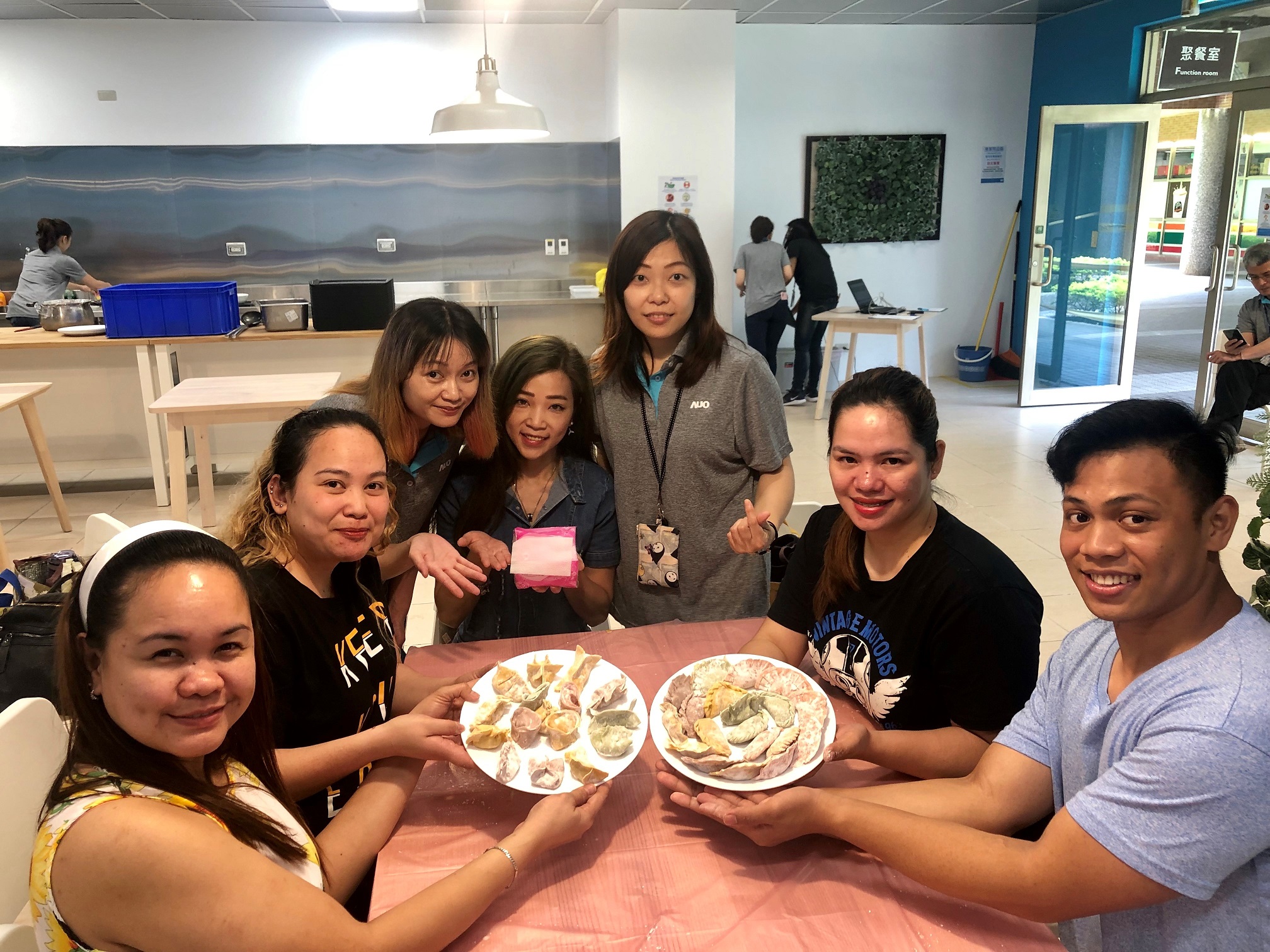 友達將DEI理念貫徹到企業文化和實踐，舉辦如台菲廚藝交流等活動，讓同仁了解彼此文化差異、培養情感