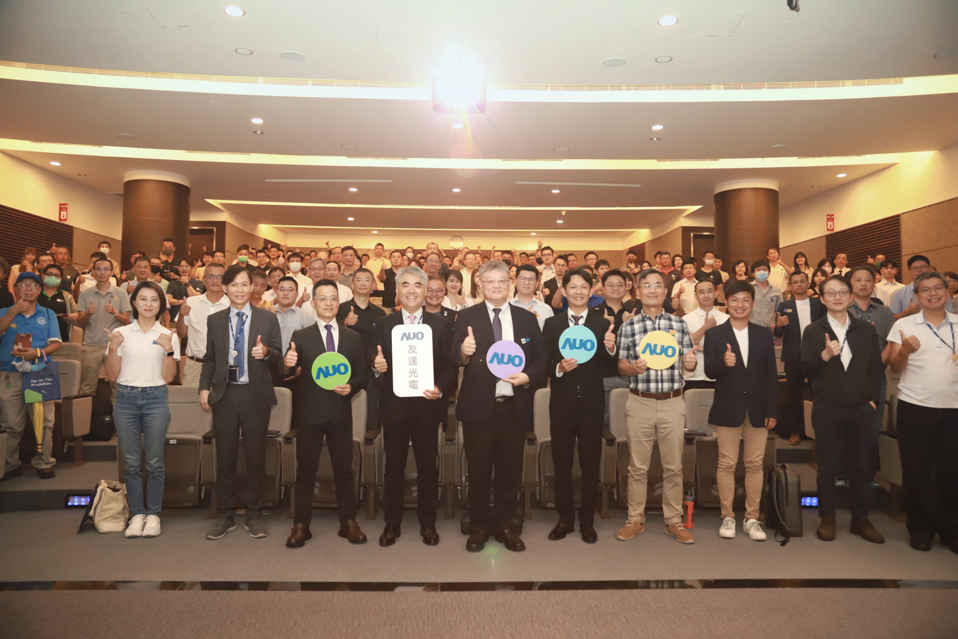 友達光電邀請領域專家共研再生能源發展、電力需求及建築物減碳等議題進行交流，盼共擘綠色永續生態圈的嶄新契機。
