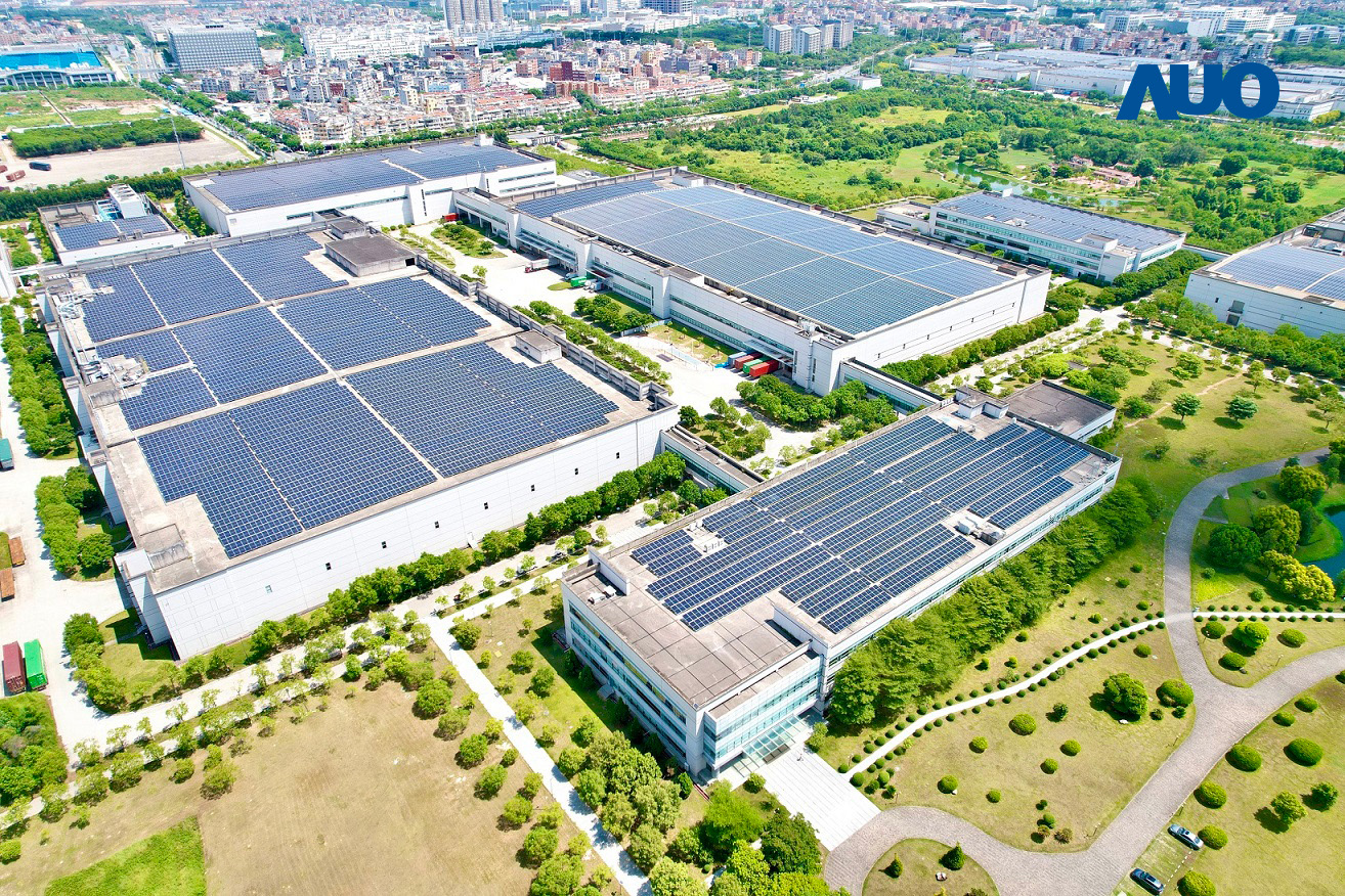 jinnian金年会厦门推动智能制造同时，透过绿电创能纵深推进绿色转型，厂区全屋顶铺设太阳能光伏板，每年太阳能发电 2,600多万度