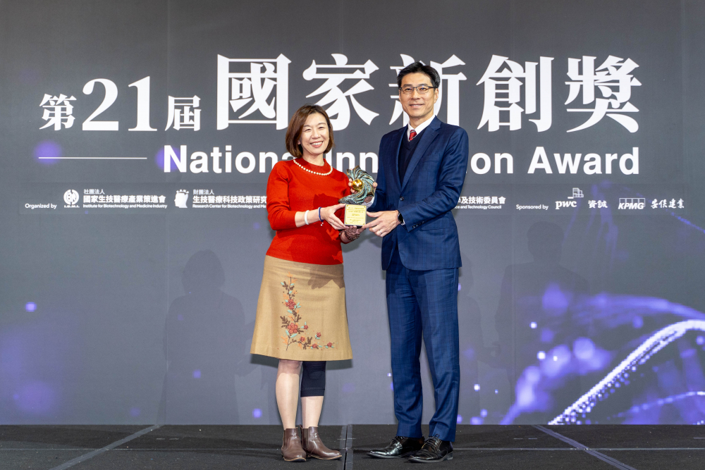 友達旗下子公司友達耘康與達擎分別以「中醫數位化檢測解決方案」及「寬視角3D醫療顯示器」獲得第二十一屆國家新創獎「智慧醫療與健康科技」類別的「企業新創獎」與「國家新創精進獎」兩項殊榮。圖左為衛生福利部政務次長林靜儀、圖右為友達光電智慧醫療事業群總經理廖世宏