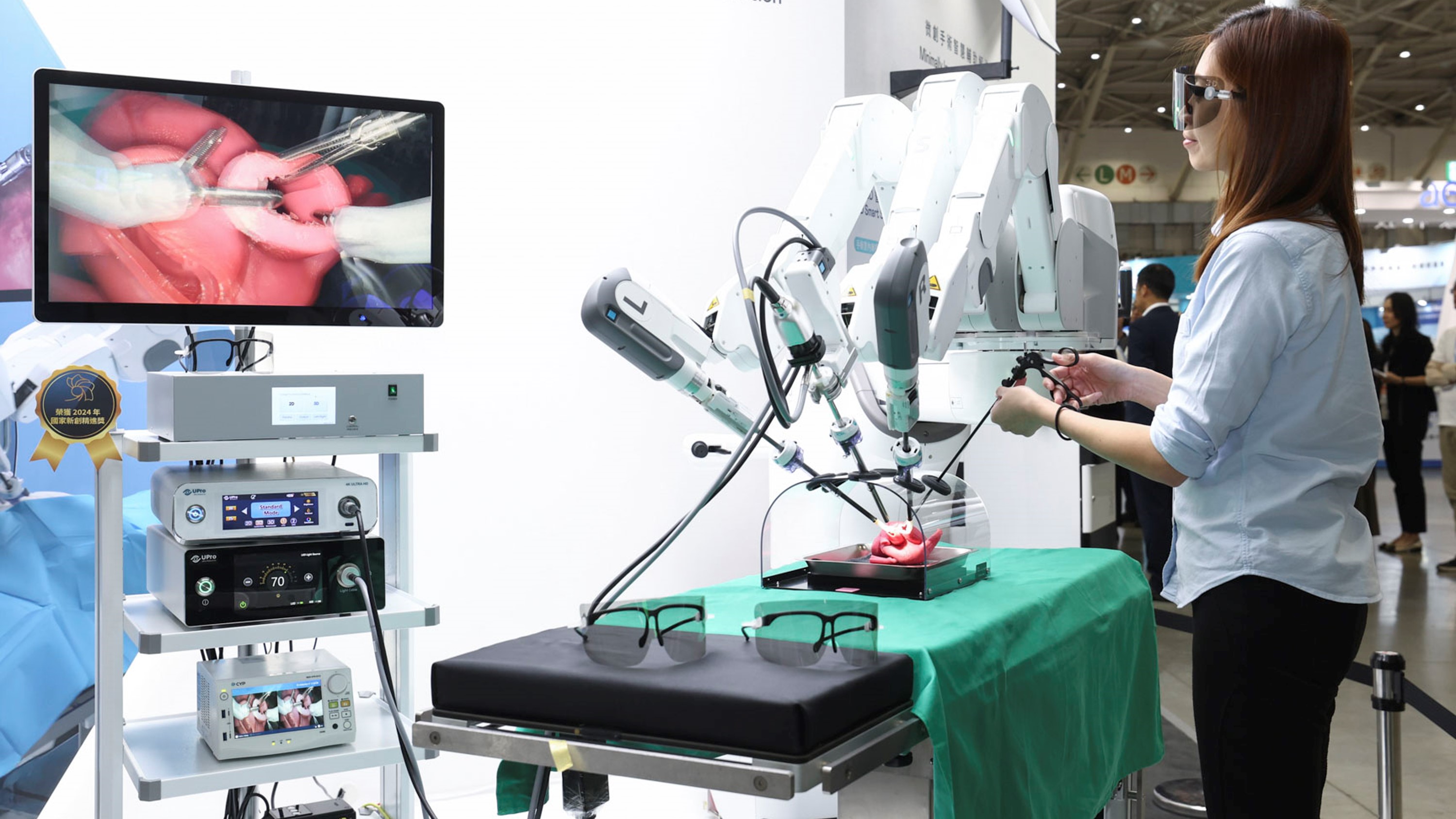 達擎寬視角3D醫療顯示器可應用於機器人手術即時3D解決方案，提供醫療團隊即時、同步的3D手術影像，提升溝通效率與手術安全性