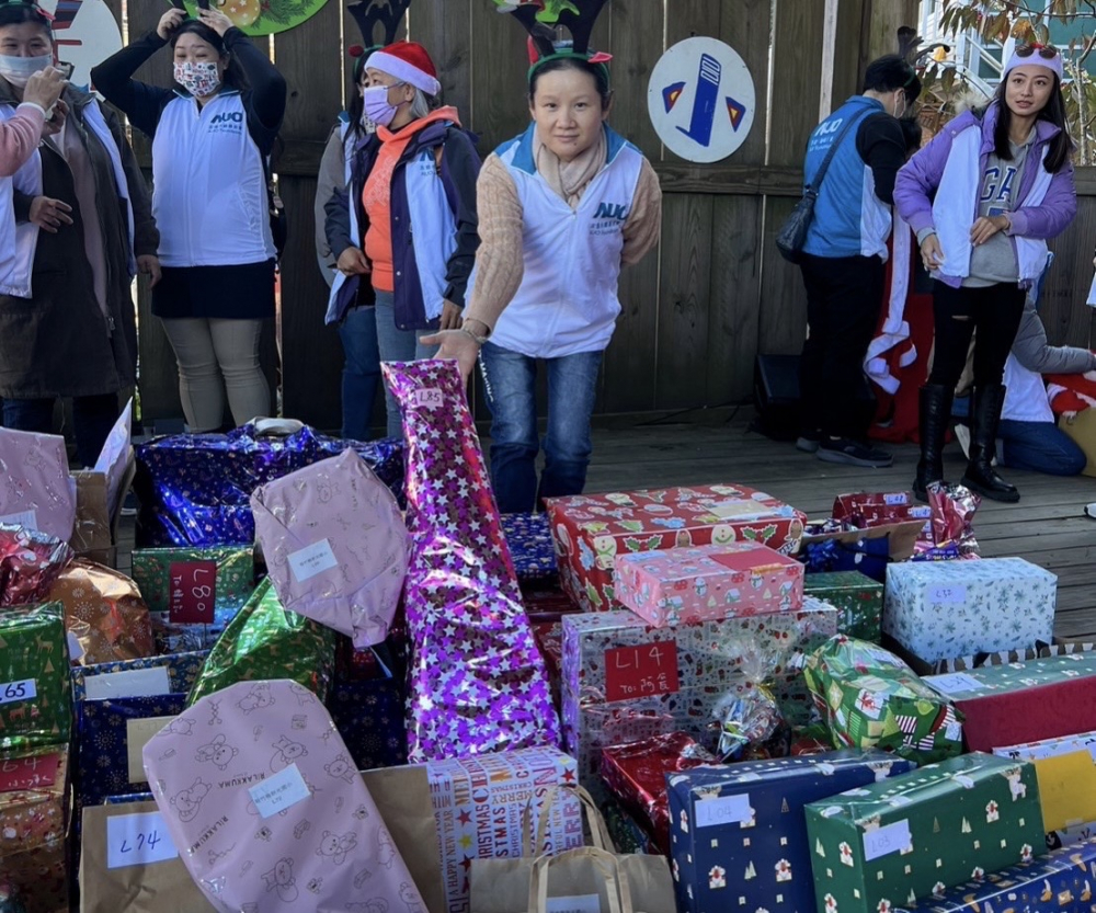 友達永續基金會「圓夢列車」年年迴響熱烈，認捐同仁精心挑選禮物、巧手包裝，整理成隊後，將祝福一一打包送出