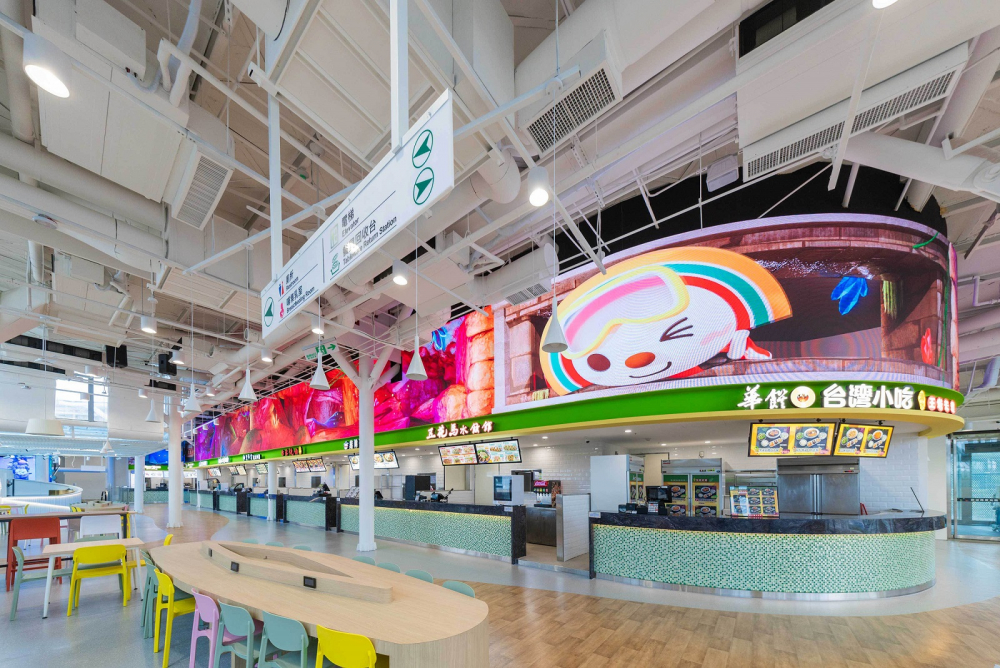 友達穩步推動雙軸轉型策略，旗下子公司達擎攜手傑可達數位與零售業者統一超商合作，為全新改裝開幕的「清水服務區」打造首創的裸視3D體驗牆