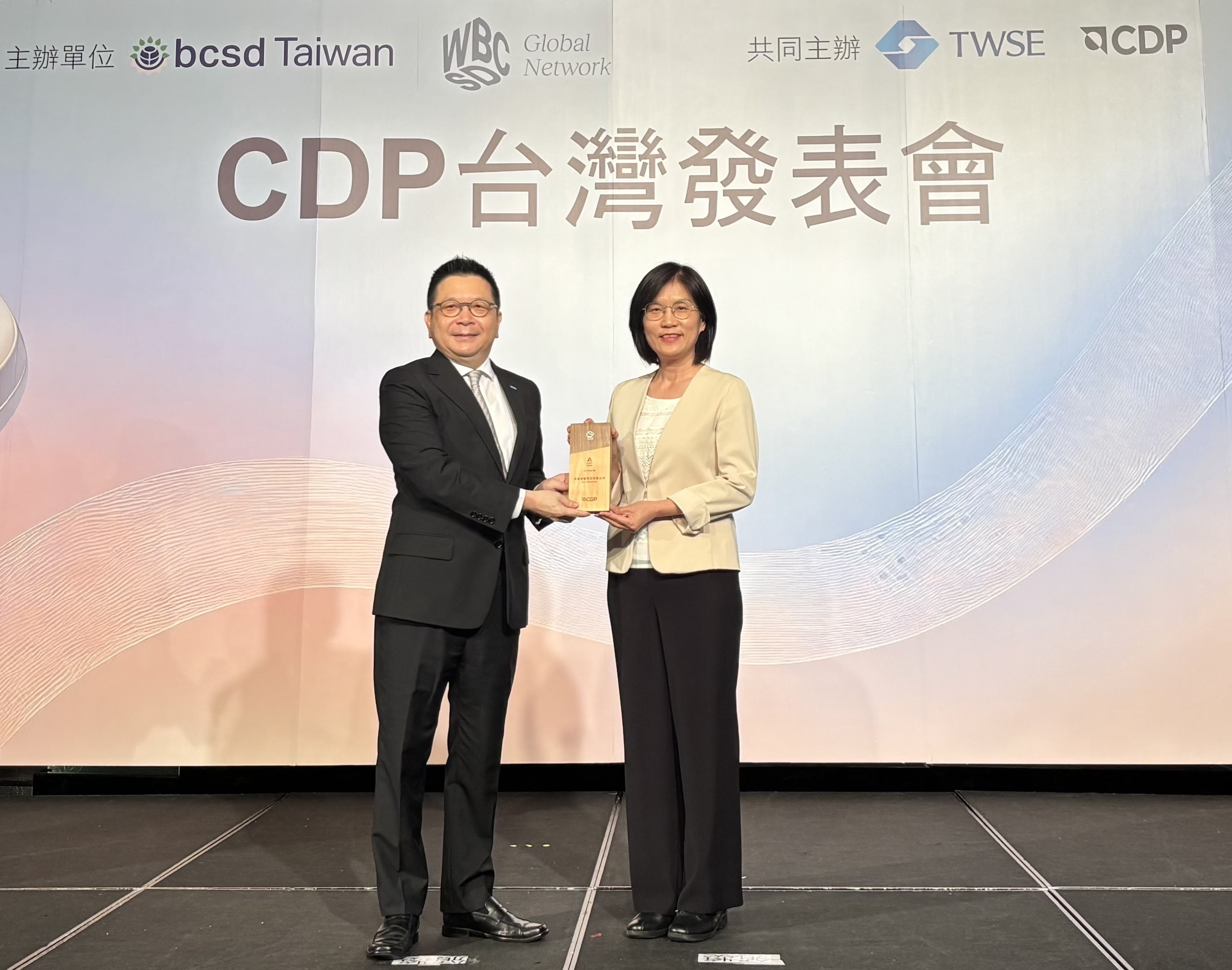 友達永續成果再獲國際評比肯定，獲頒CDP氣候與水資源雙項領導力評級。今由臺灣證券交易所董事長林修銘（左）頒獎，友達光電永續長古秀華（右）代表受獎
