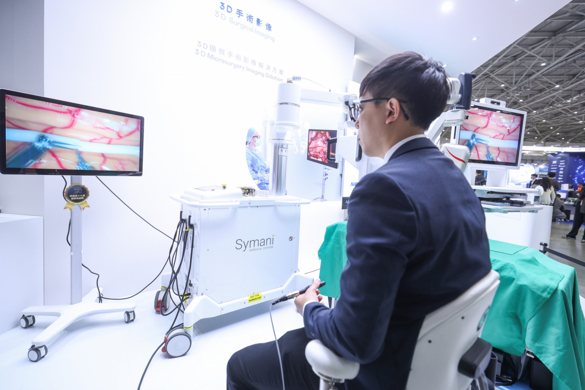达擎推出〝3D显微手术影像解决方案〞，将3D影像技术从腹腔内视镜手术延伸至神经、血管、淋巴等高难度显微手术，提供超清晰立体视野，协助医疗团队在复杂手术中完成精准细腻操作。